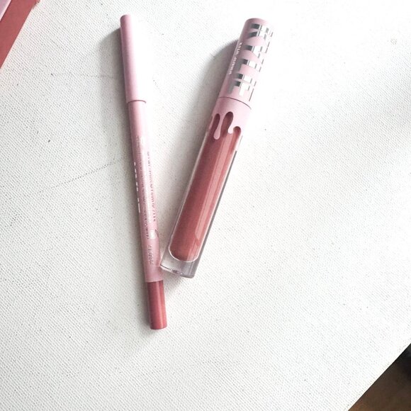 Kylie Jenner Lip Kit Matte Liquid Lipstick and Liner 301 Angel - Picture 3 of 4